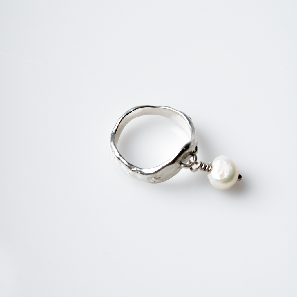 Anillo artesanal Malia de plata de ley 925 con perla cultivada movimiento