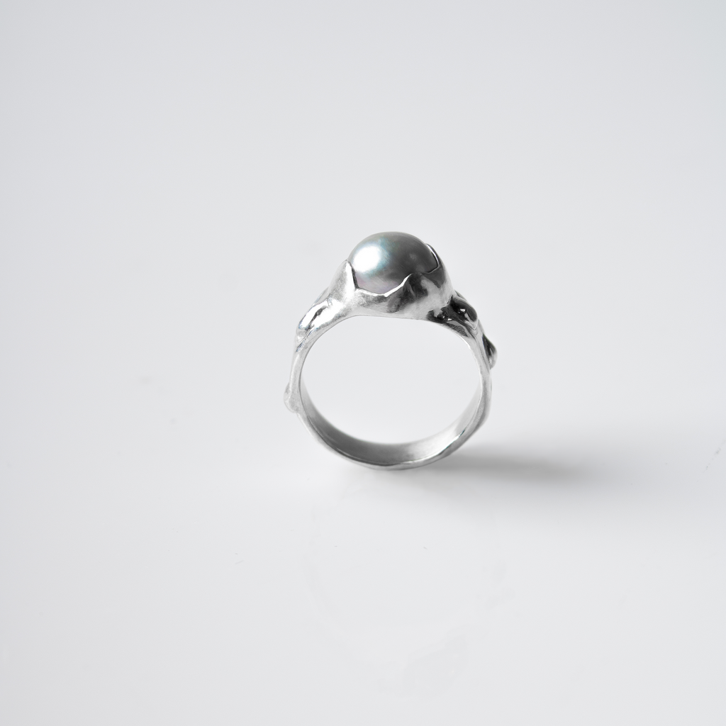 Anillo artesanal Gaia de plata de ley 925 con perla cultivada de martelé studio