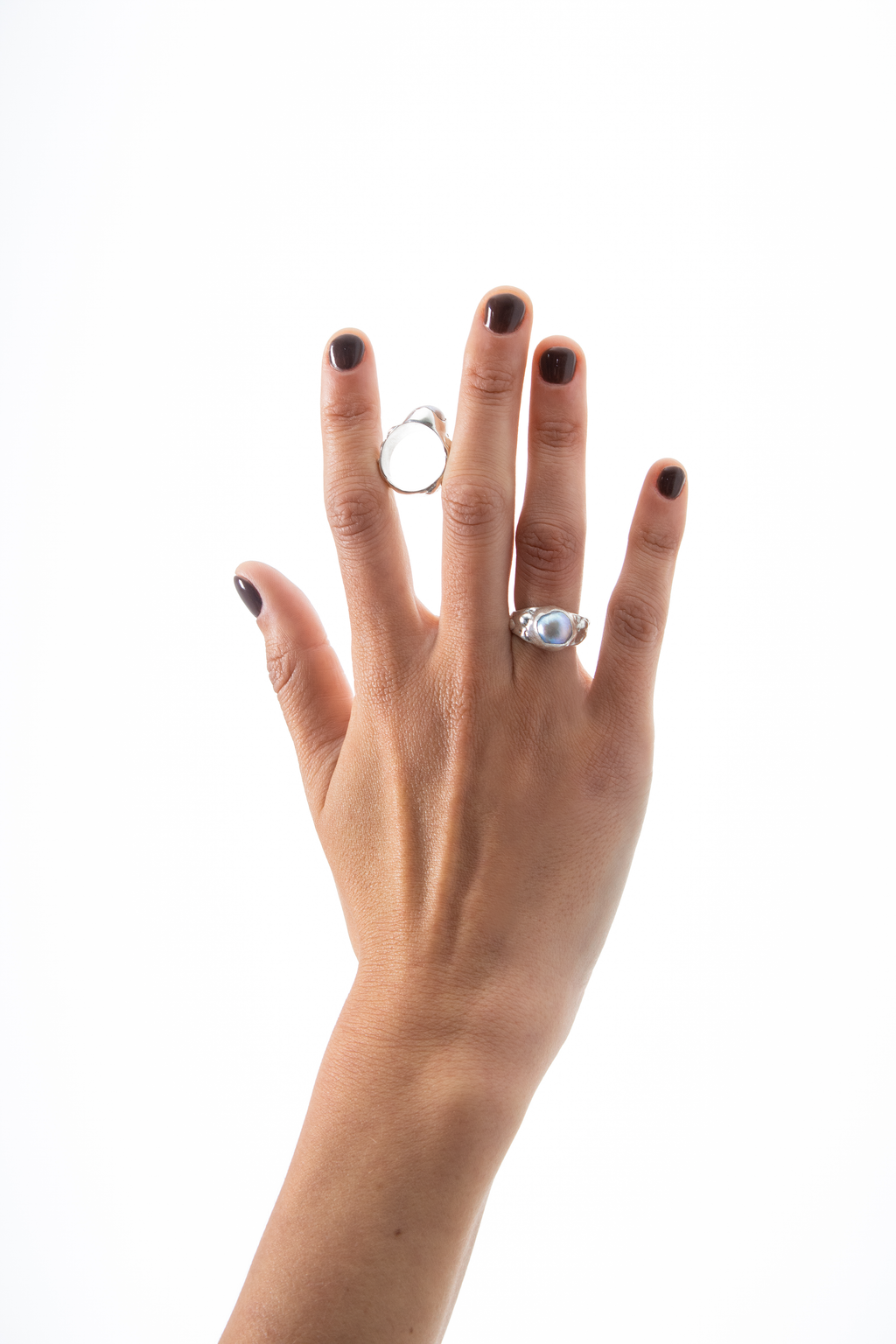 Anillo artesanal Gaia de plata de ley 925 con perla cultivada en la mano