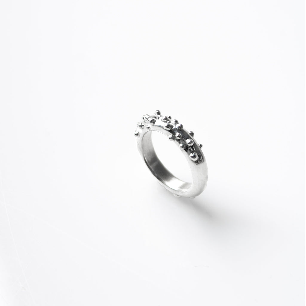 Diseño artesanal del anillo Hera